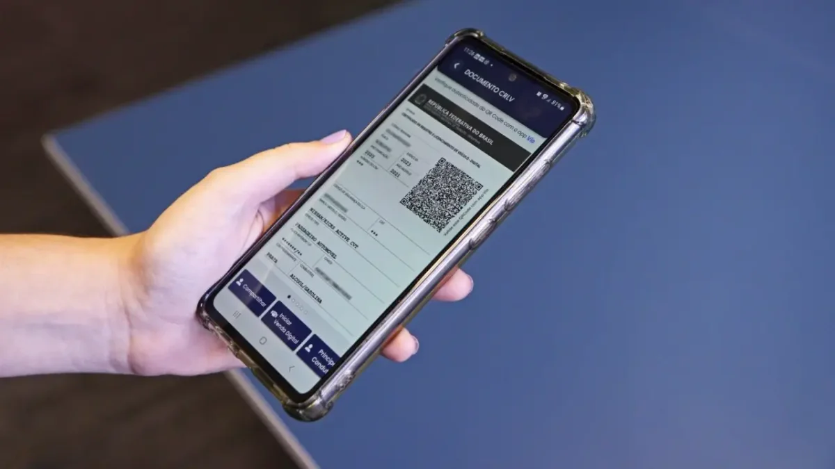 Tela de celular mostrando documento CRLV