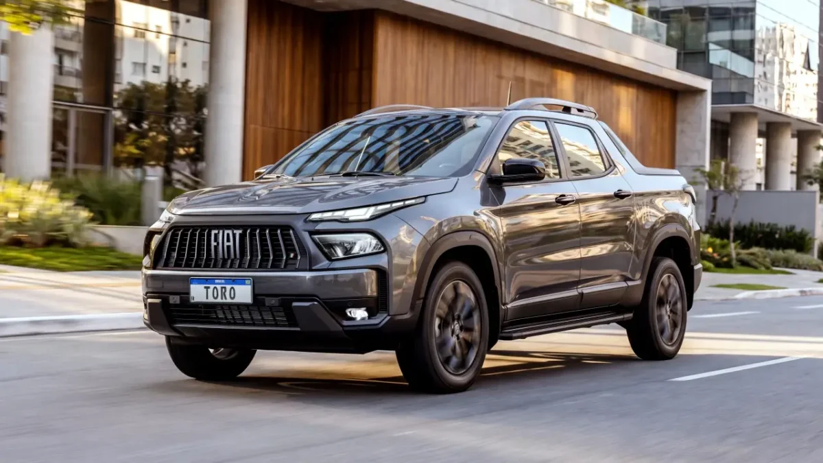 Detalhe da Fiat Toro Ultra MHEV em um ambiente moderno