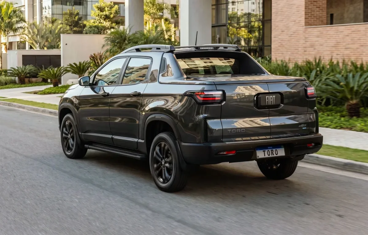 Imagem traseira da Fiat Toro em ambiente urbano