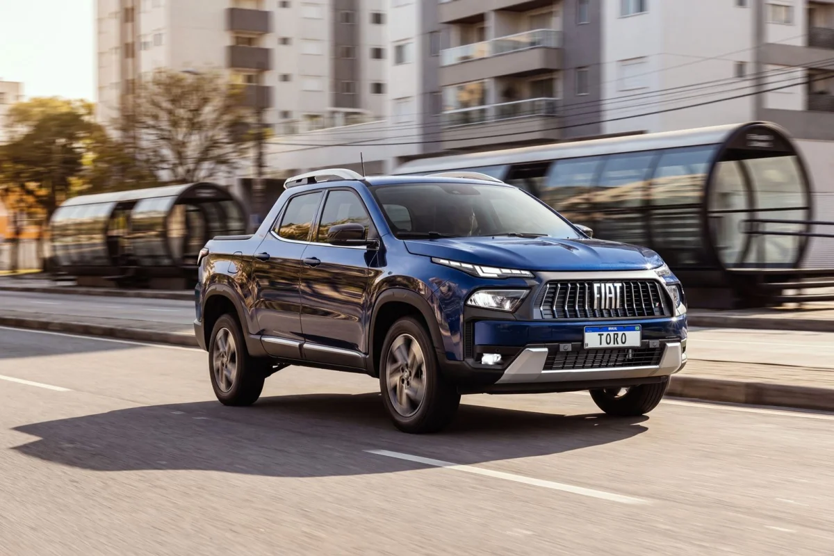 Fiat Toro Volcano MHEV 2027 em movimento na cidade