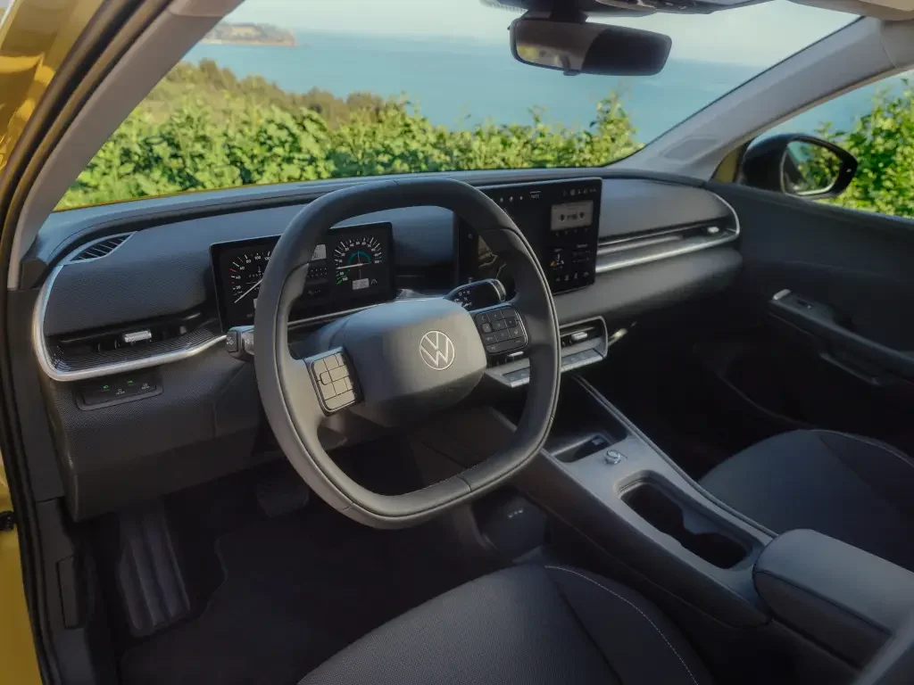 Interior do Volkswagen ID. Polo 2027 mostrando o volante e o painel