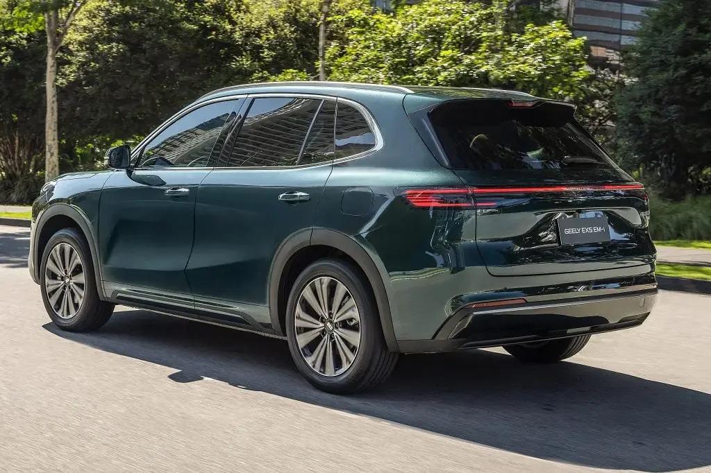 Vista traseira do Geely EX5 EM-i em movimento.