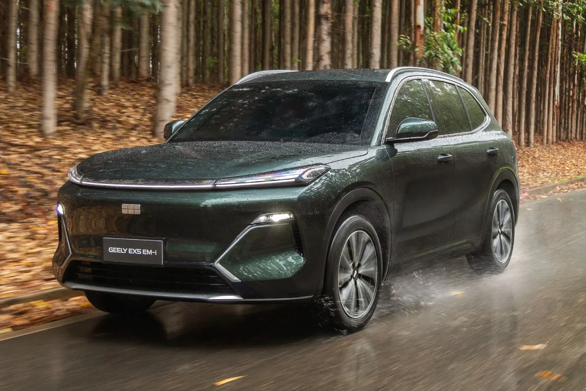 Geely EX5 EM-i em movimento na dianteira
