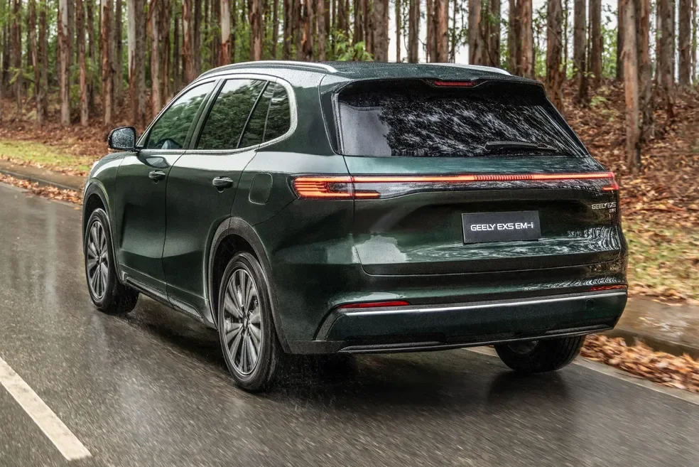 Geely EX5 EM-i vis&atilde;o traseira em movimento