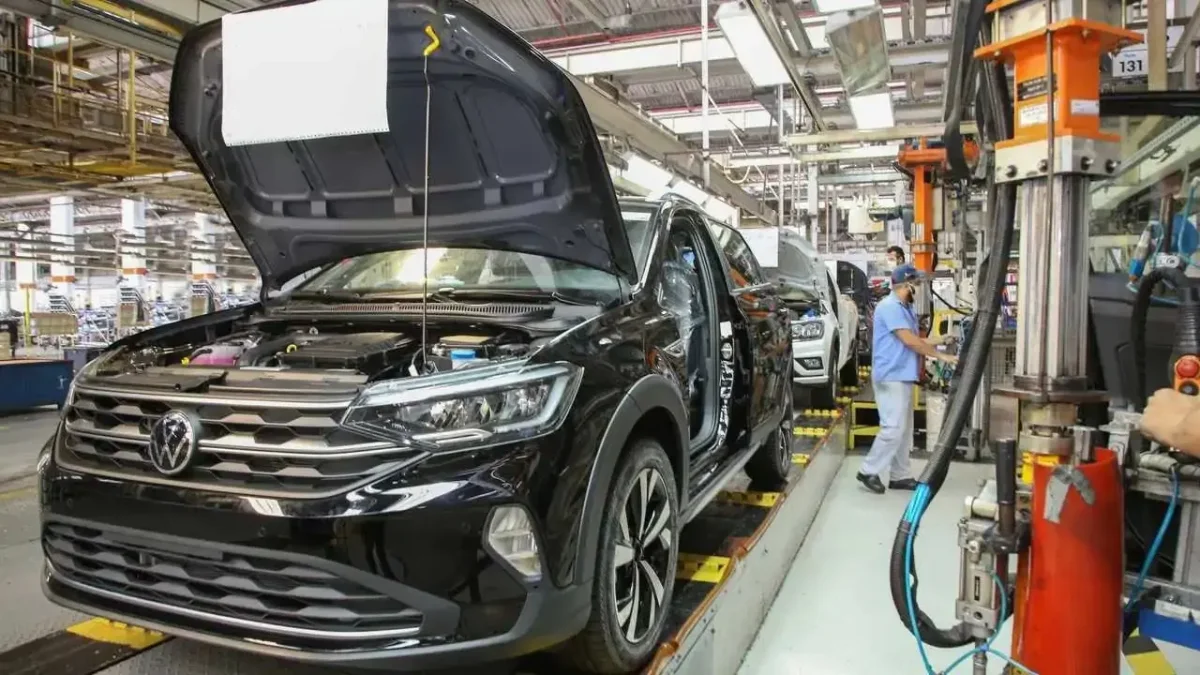 Carro Volkswagen circulando em área urbana.