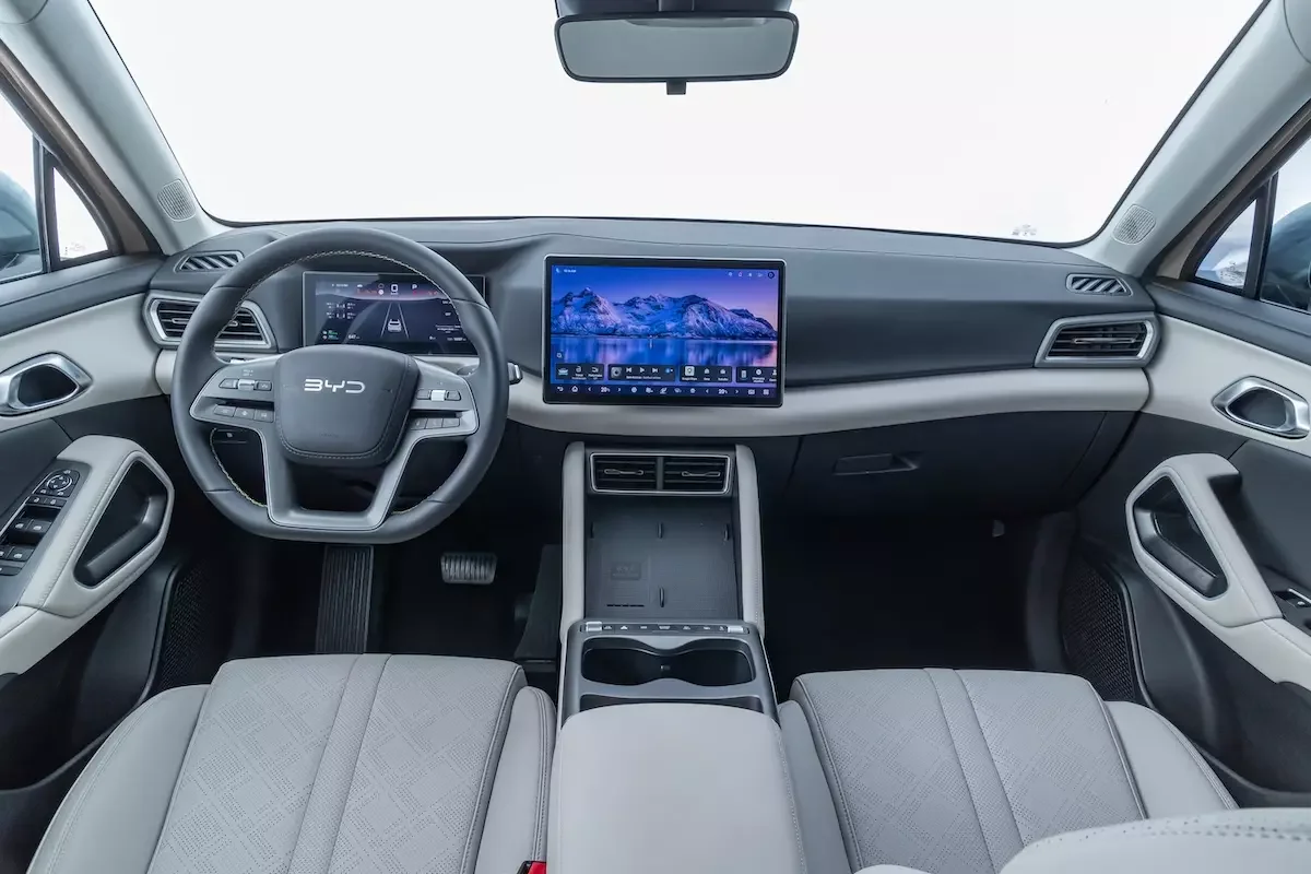 Vista lateral do BYD Atto 2 DM-i Flex