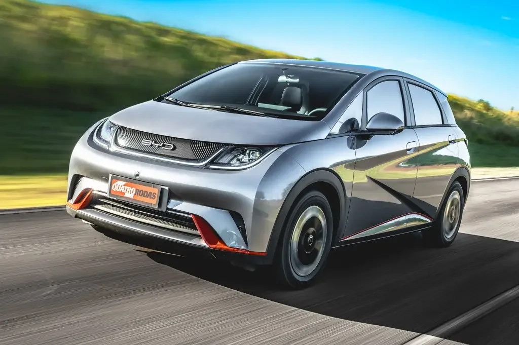 BYD Dolphin em movimento na estrada