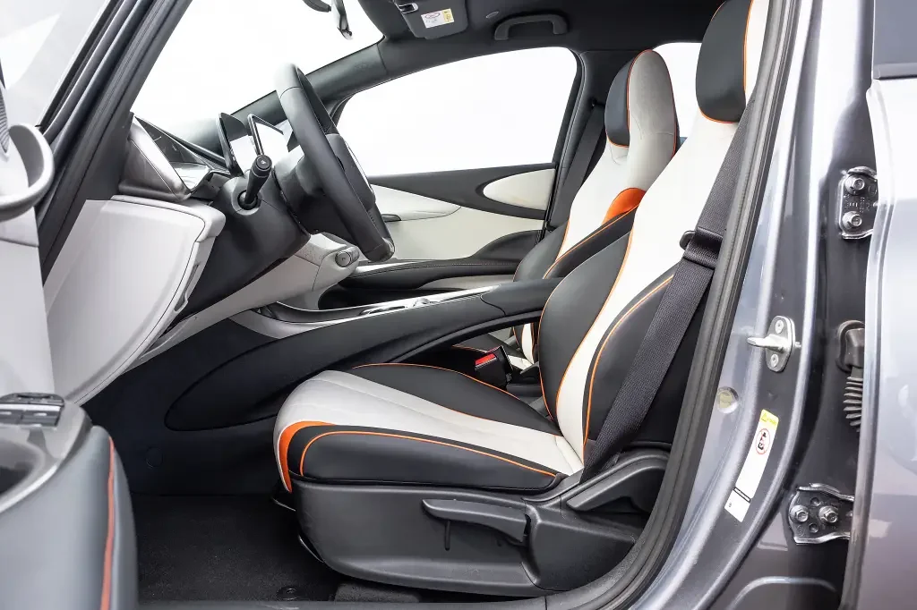 Design arrojado do BYD Dolphin em uma cidade