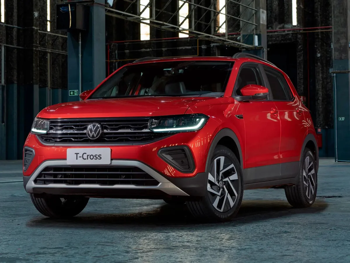 Volkswagen T-Cross vermelho estacionado