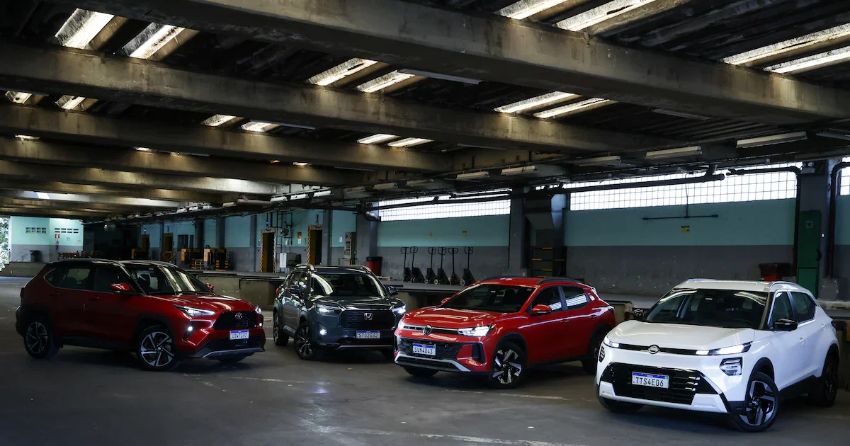 Diversos SUVs estacionados em um galpão