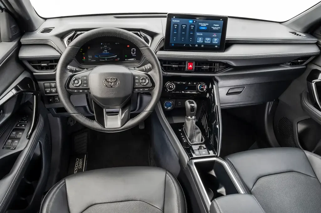 Traseira do Toyota Yaris Cross 2026 em estrada