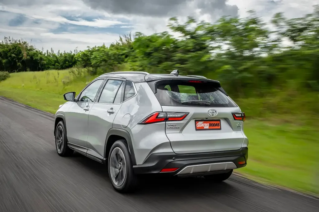 Toyota Yaris Cross 2026 em movimento na estrada