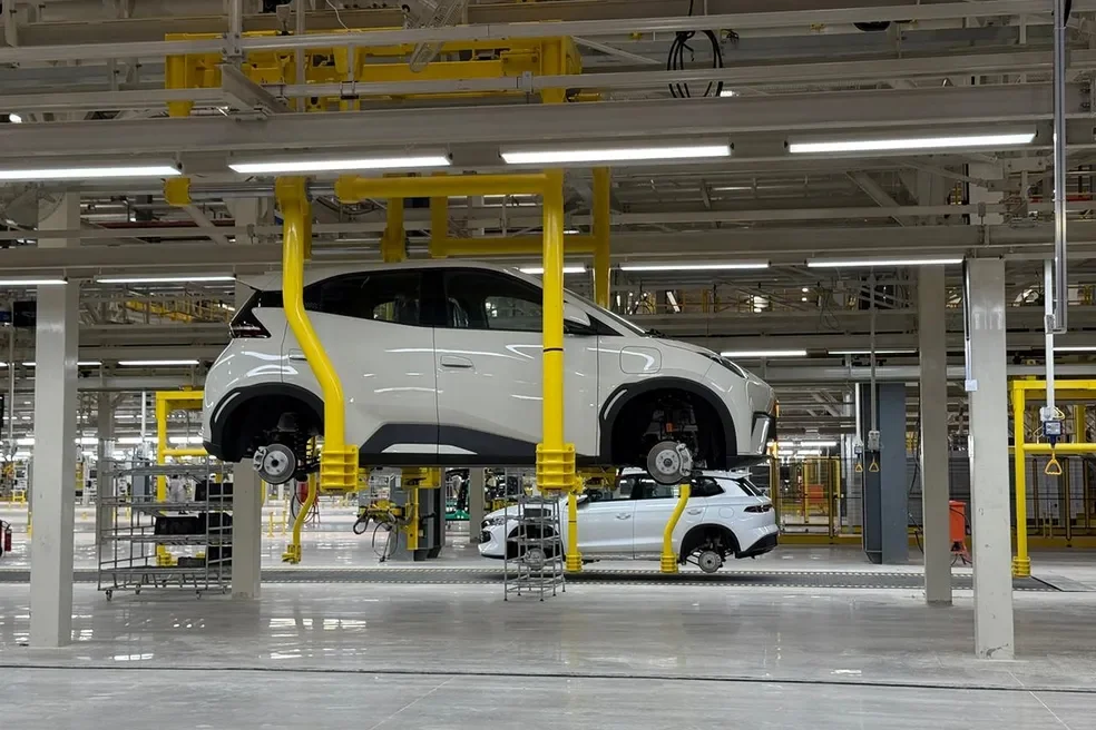 Montadora em operação com veículo BYD em Camaçari