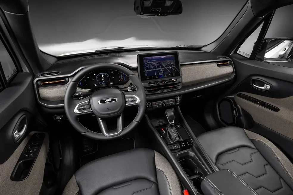 Interior da cabine do Jeep Renegade Sahara 2027