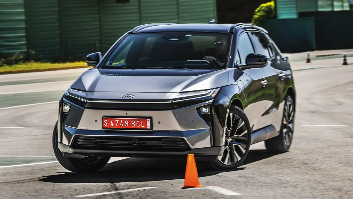 Toyota bZ4X em um teste de desempenho.
