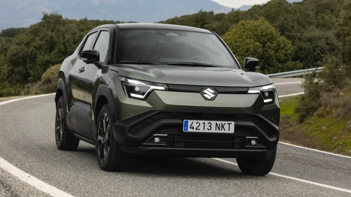 Suzuki e-Vitara em uma estrada, com design moderno.