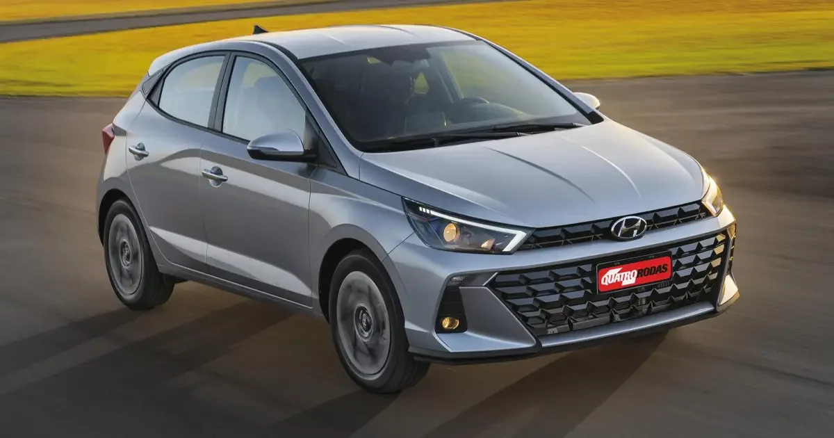 Vista frontal do Hyundai HB20 em movimento
