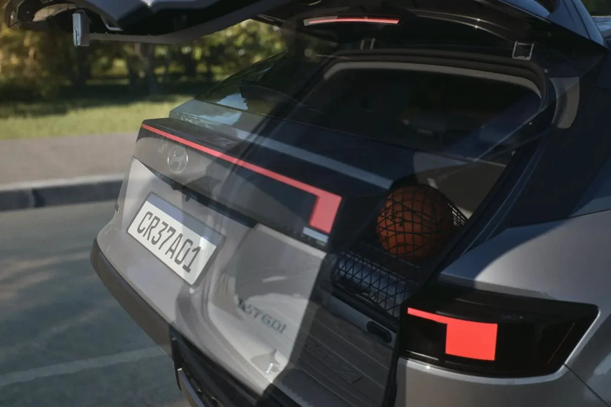 Traseira do Hyundai Creta com porta-malas aberto