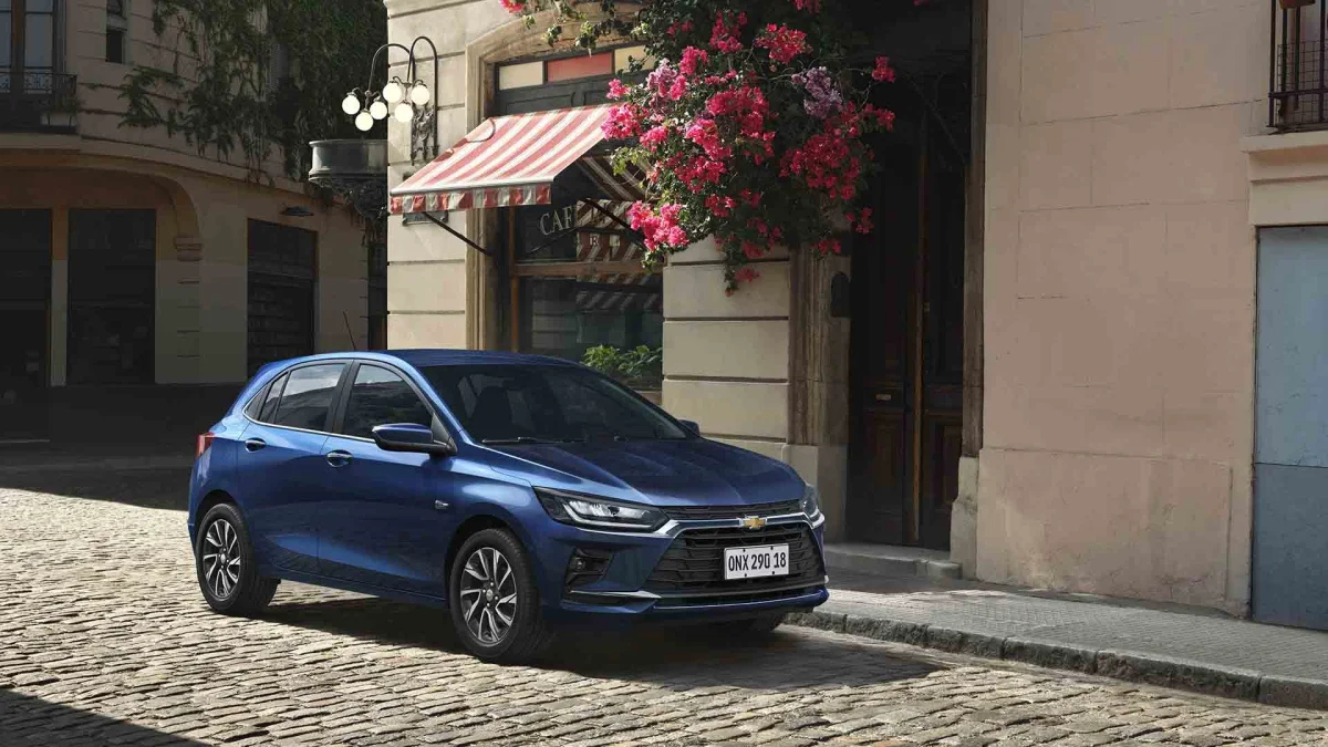Imagem do novo Chevrolet Onix 2026 em uma rua externa.