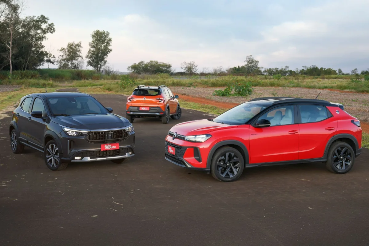 Três carros compactos representando a variedade no mercado.