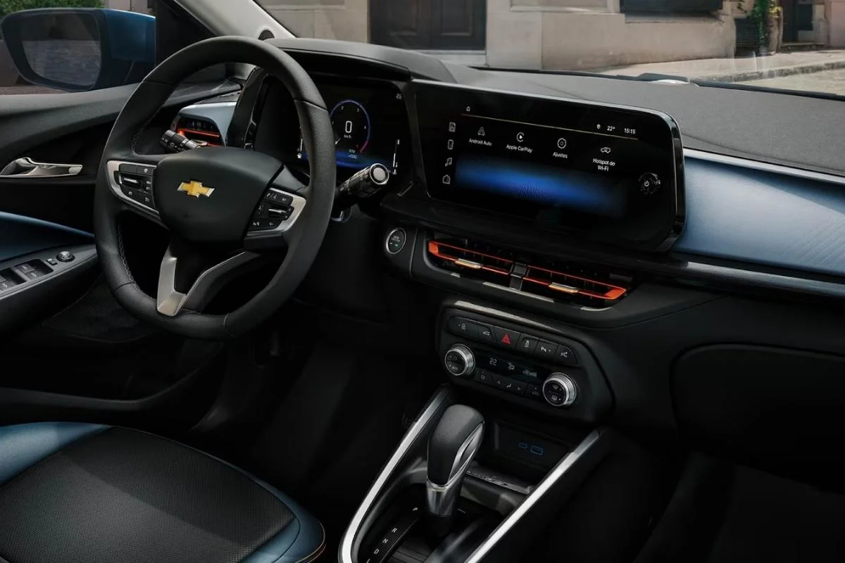 Interior do Chevrolet Onix com nova central multimídia.