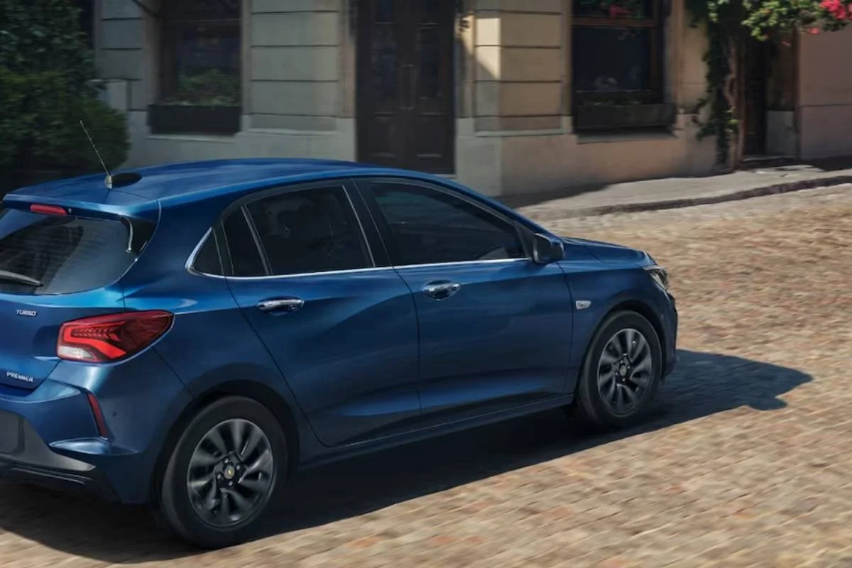Vista traseira do Chevrolet Onix em uma rua.