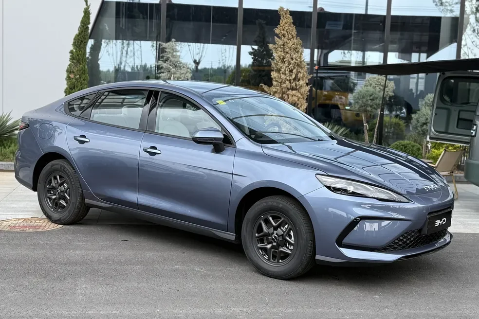 Frontal do novo BYD King facelift.