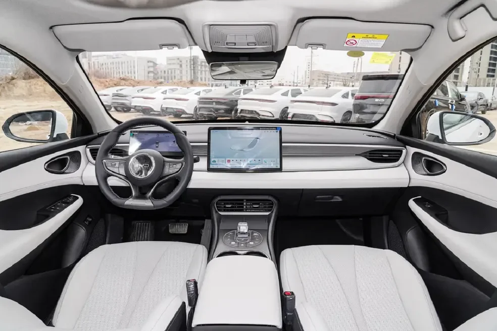 Interior moderno do BYD King.