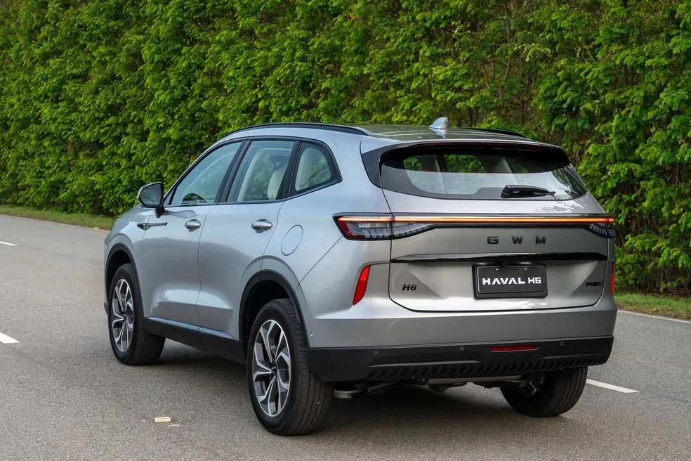 Vista traseira dinâmica do GWM Haval H6.