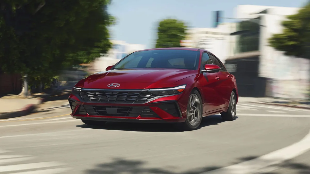 Hyundai Elantra em destaque na cidade com design moderno.