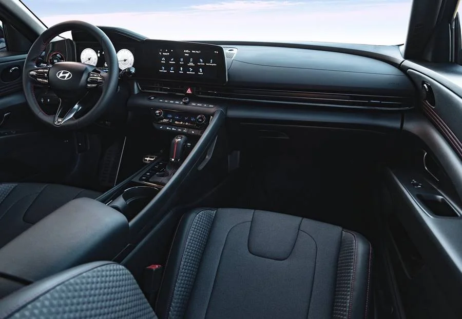 Interior do Hyundai Elantra 2025 com tecnologia avançada.