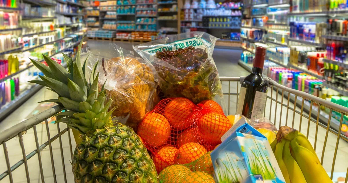Carrinho de compras cheio em um supermercado