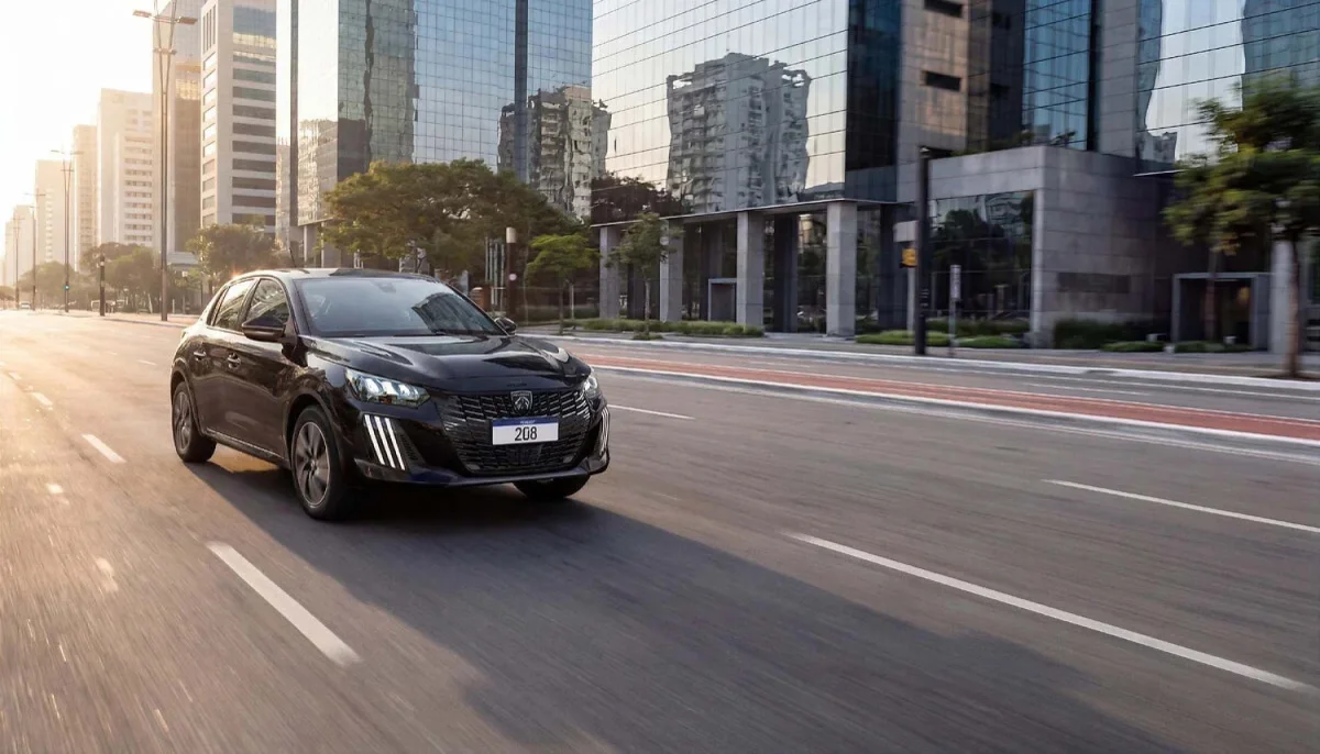 Carro Peugeot em movimento em uma avenida