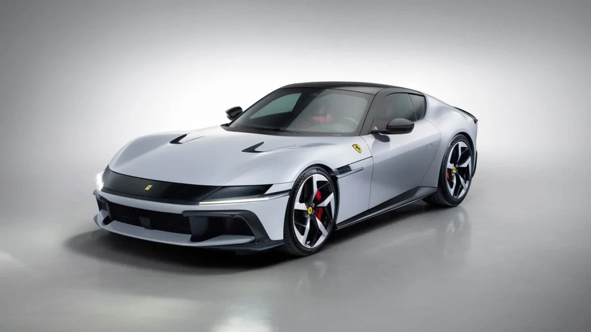 Ferrari prateada em estúdio