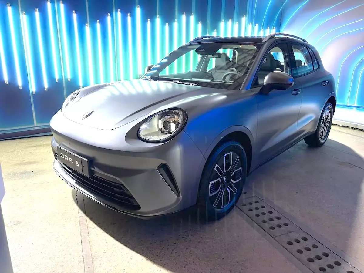 Imagem lateral do GWM ORA 5 no showroom