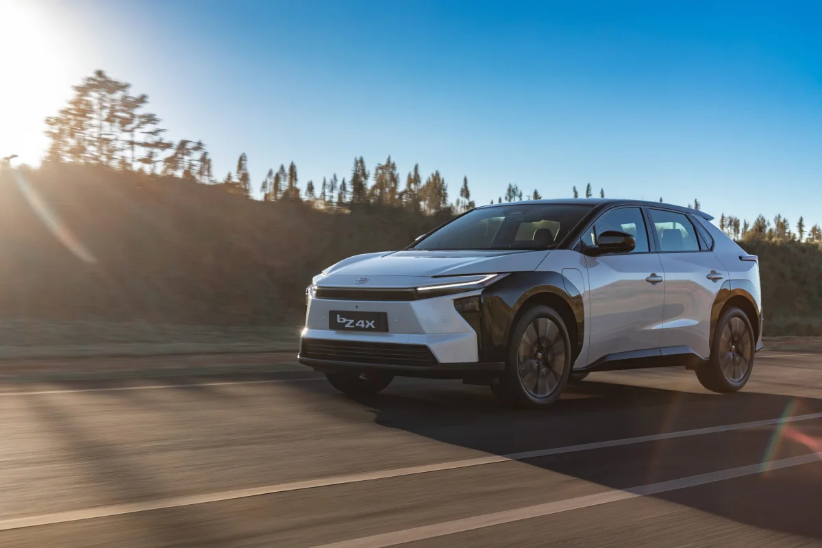 Toyota bZ4X elétrico em uma estrada.