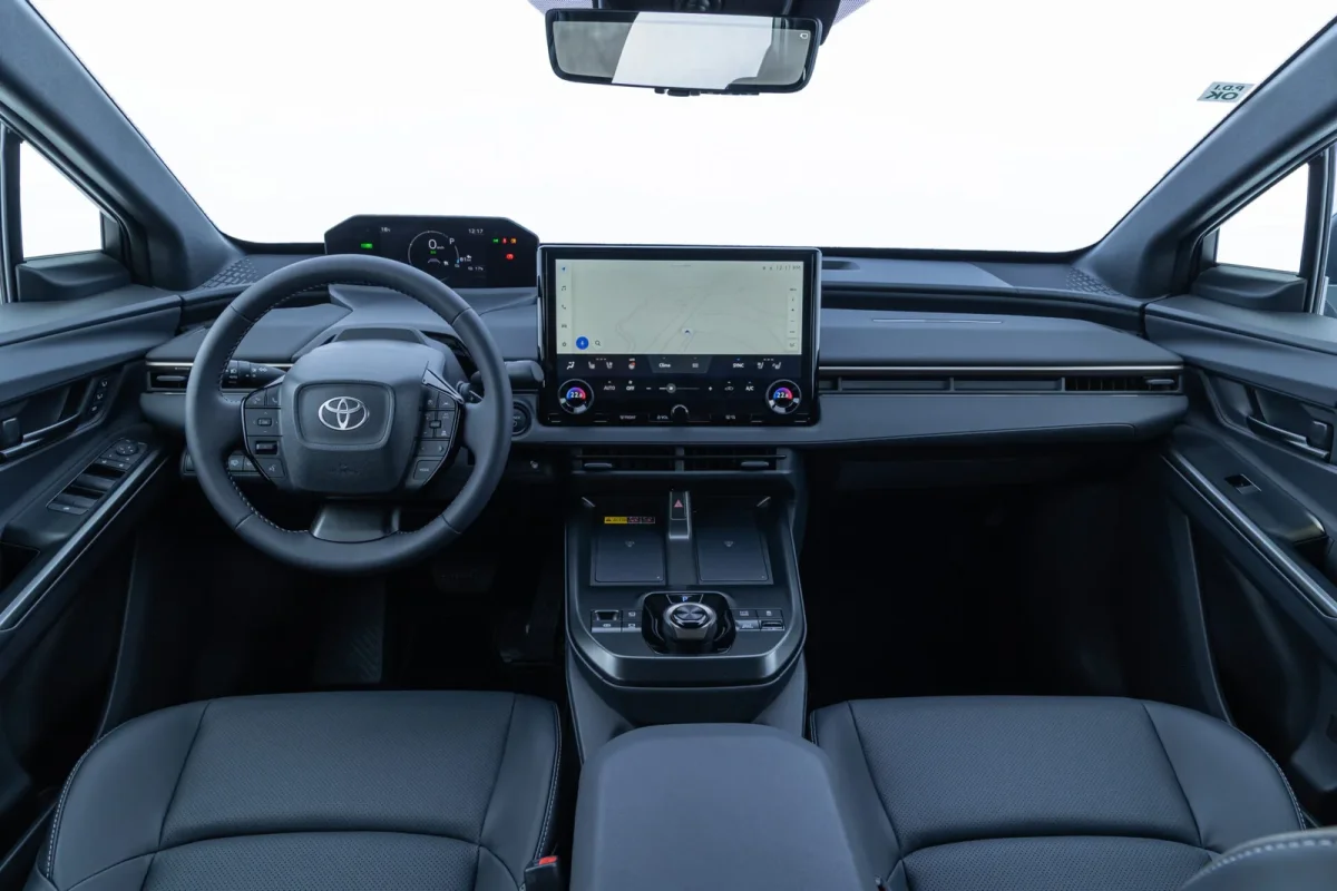 Interior do Toyota bZ4X com central multimídia.