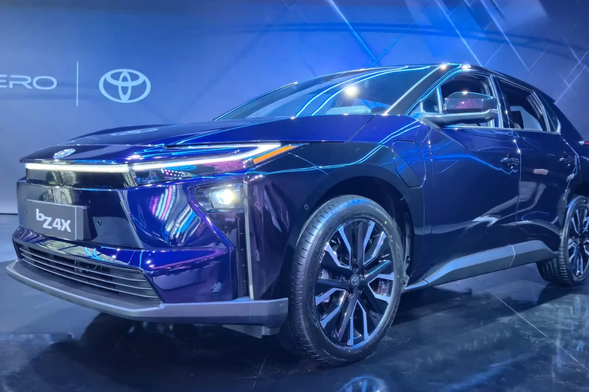 Visual lateral do Toyota bZ4X.