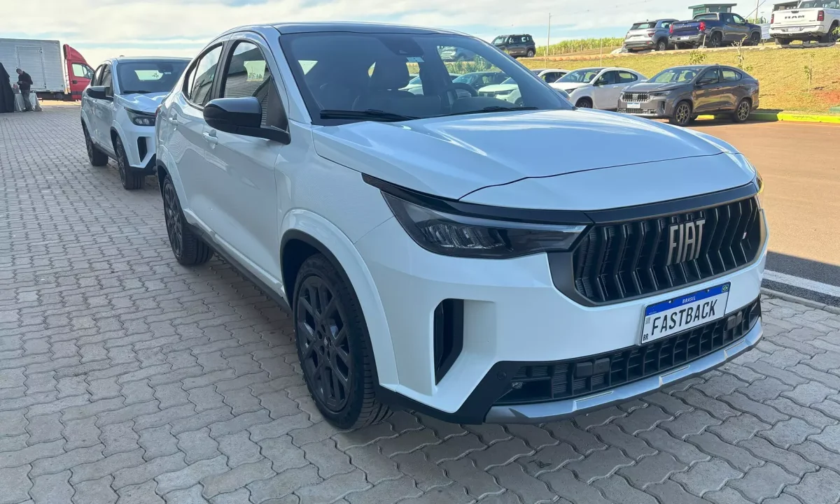 Novo Fiat Fastback Impetus T200 Hybrid 2026 visto de frente.