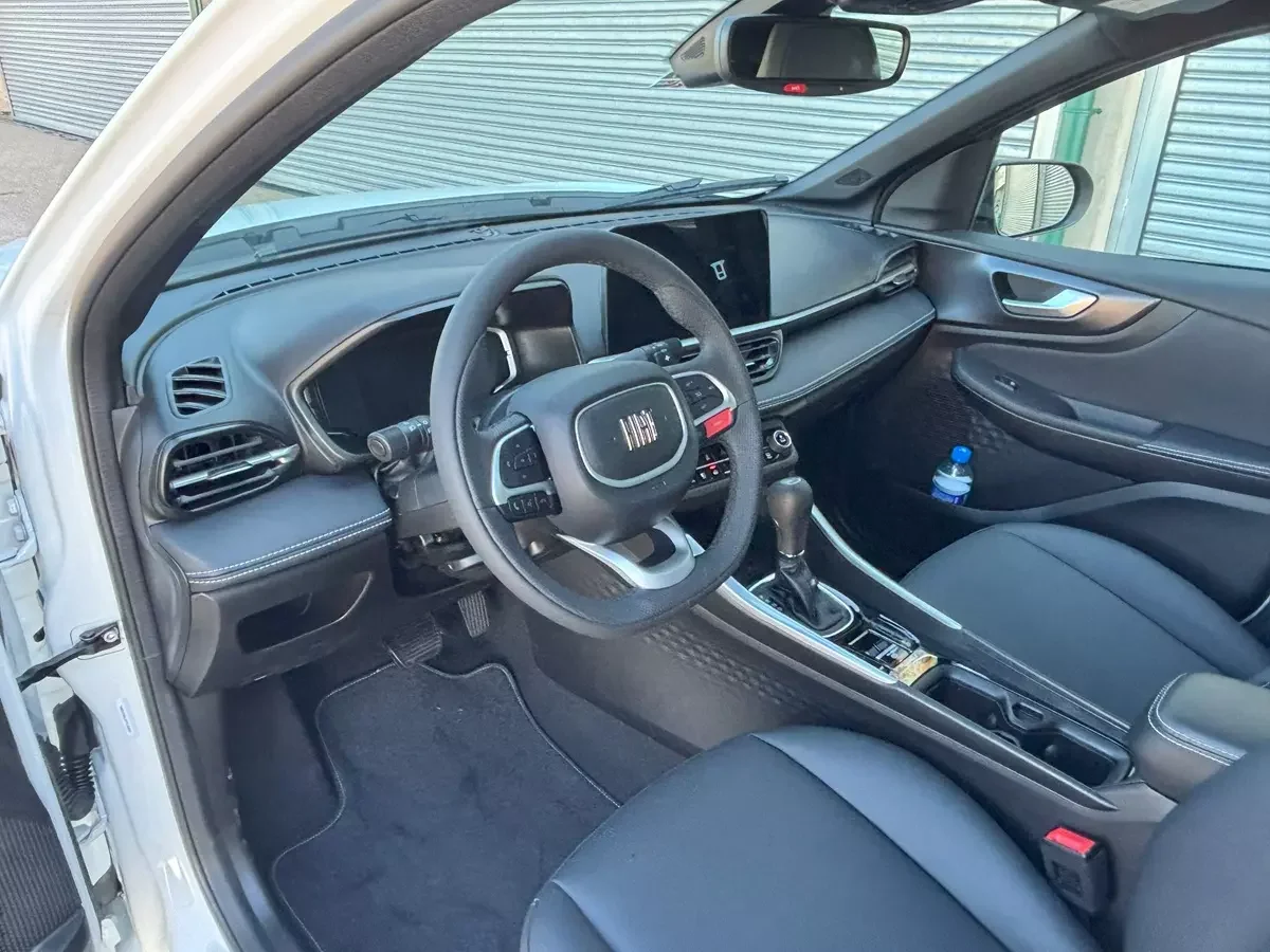 Interior do Fiat Fastback Impetus T200 Hybrid 2026 mostrando painel e volante.