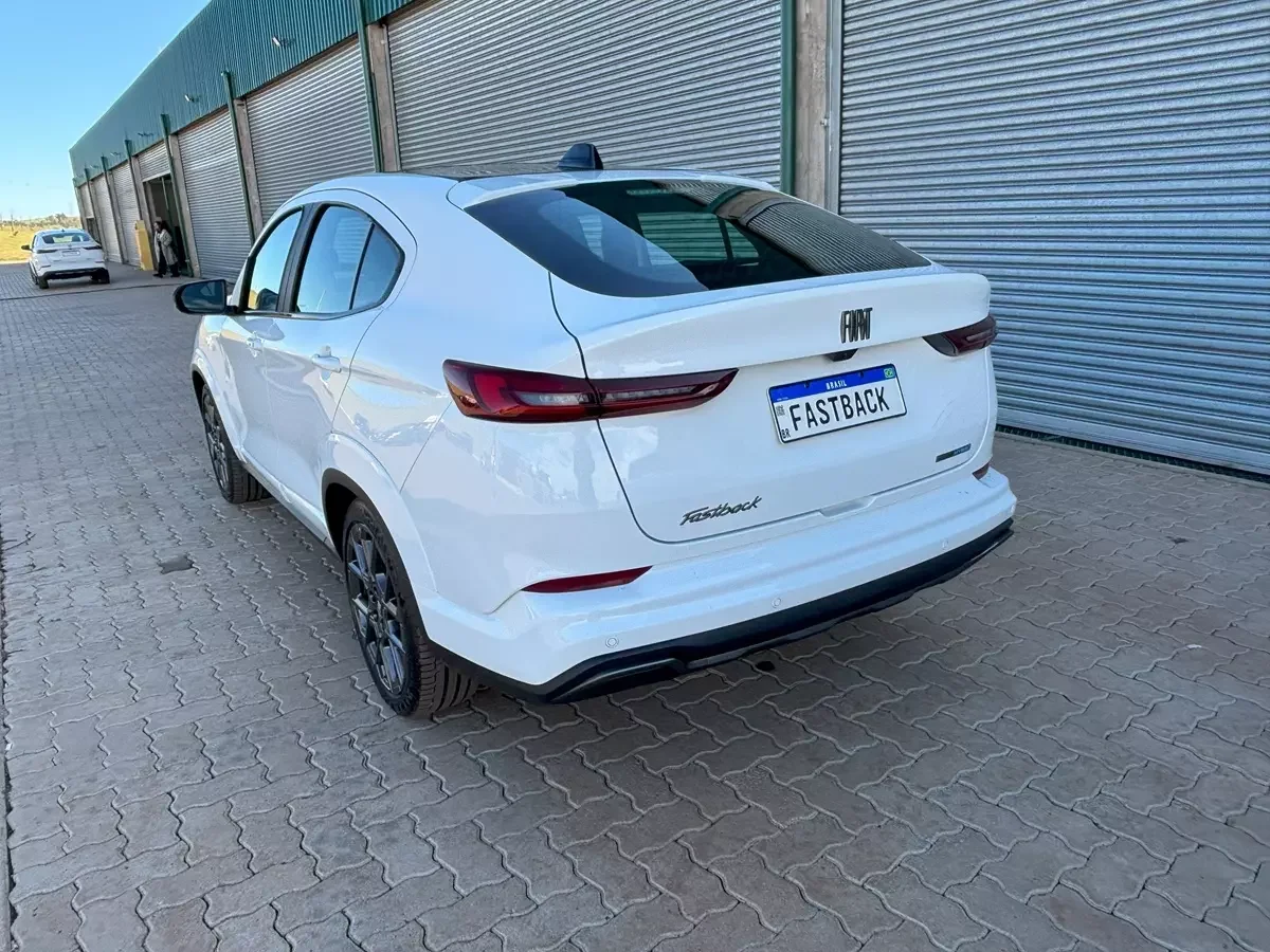 Traseira do Fiat Fastback Impetus T200 Hybrid 2026.