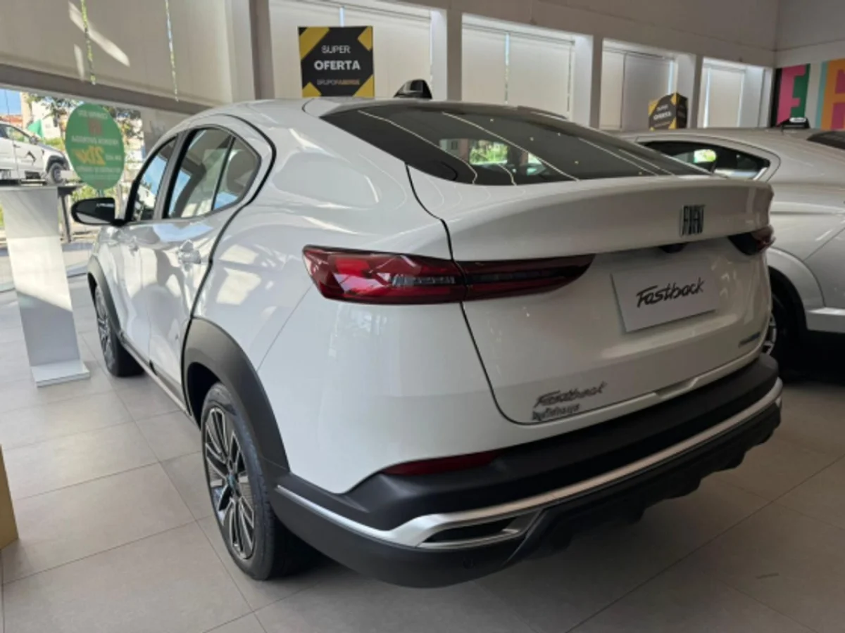 Frontal do Fiat Fastback 1.0 Turbo 200 Hybrid em uma concessionária.