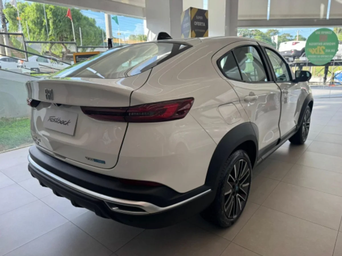 Vista traseira lateral do Fiat Fastback 1.0 Turbo 200 Hybrid.