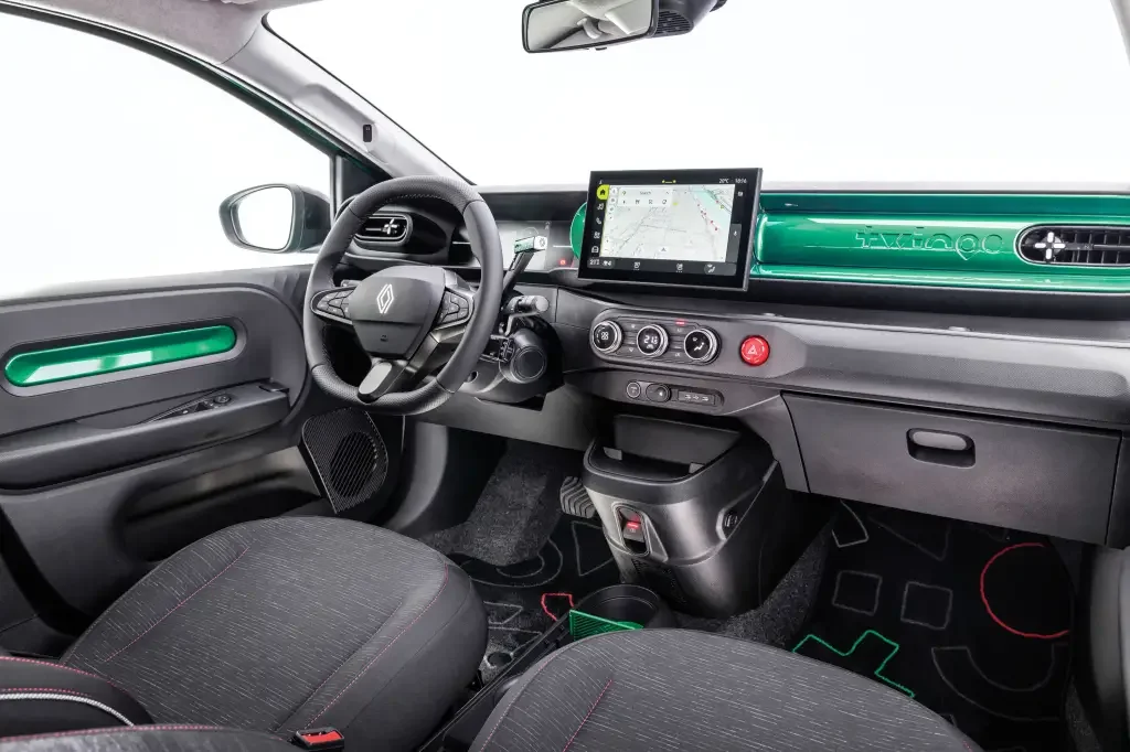 Interior do Renault Twingo E-Tech com vista para o painel.