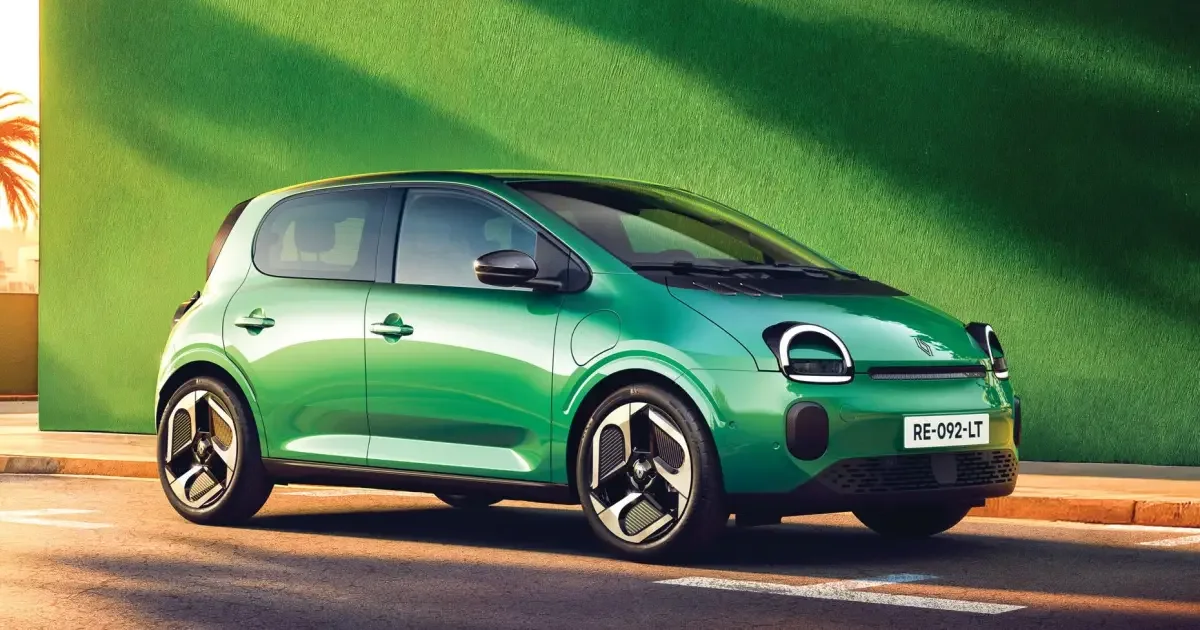 Imagem destaque do Renault Twingo E-Tech em uma rua com fundo verde.