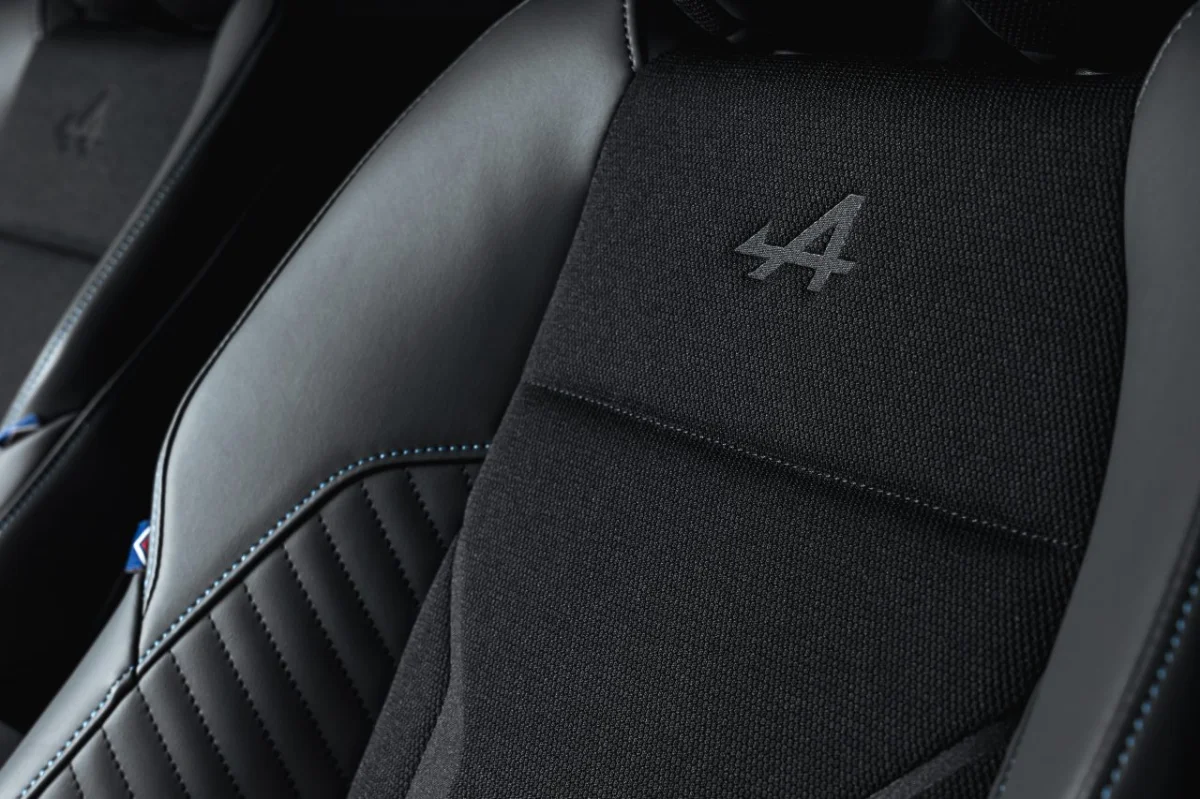 Novo Renault Megane E-Tech com design esportivo e expressivo.