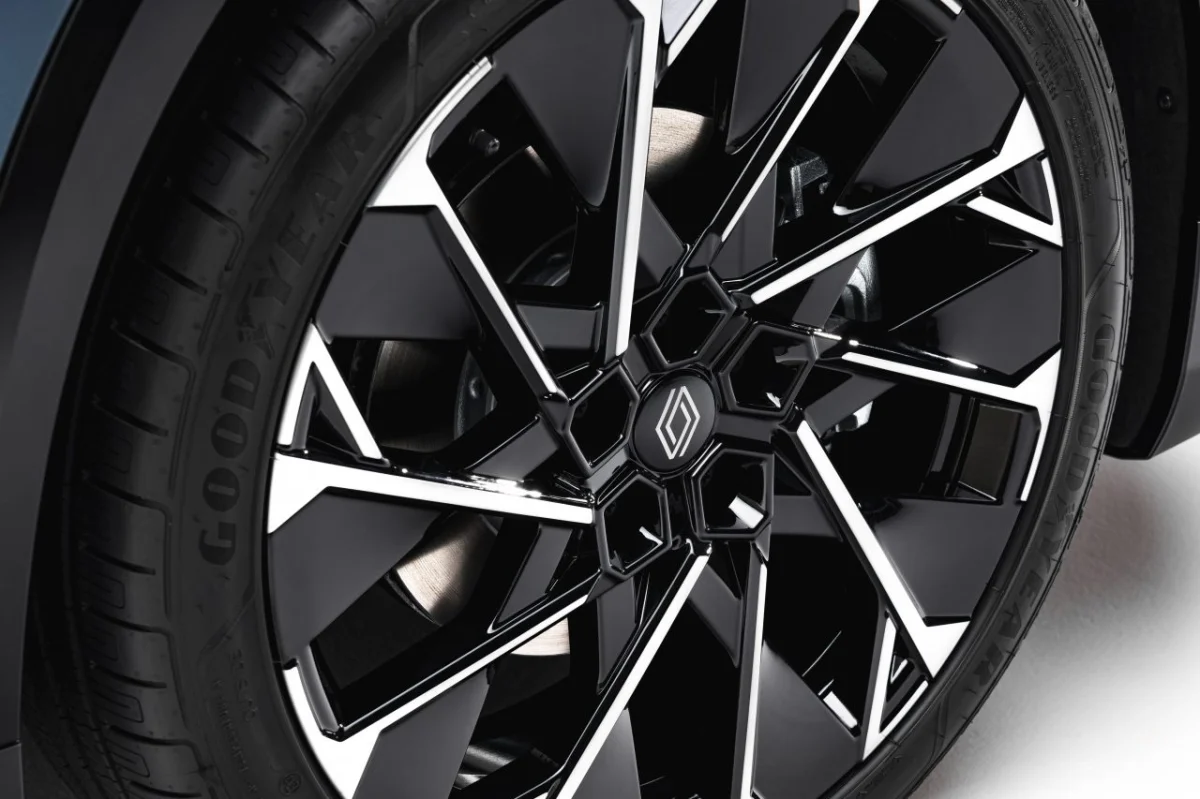Close-up das rodas do Renault Megane E-Tech.