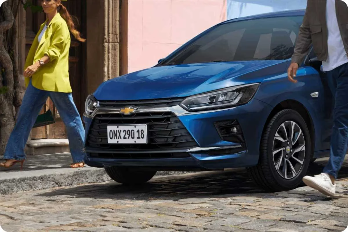 Chevrolet Onix em uma rua urbana.