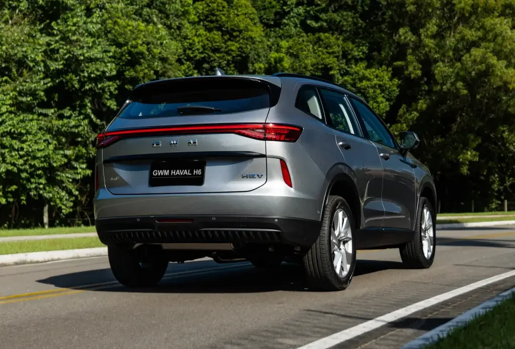 Vista traseira do Haval H6 em movimento.
