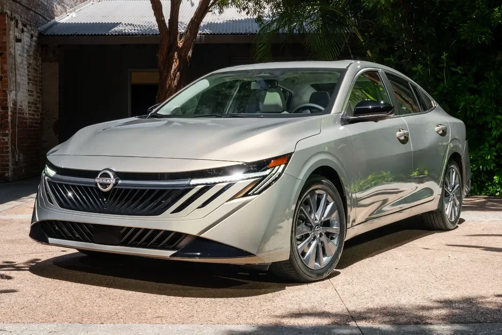 Vista frontal do Nissan Sentra 2026